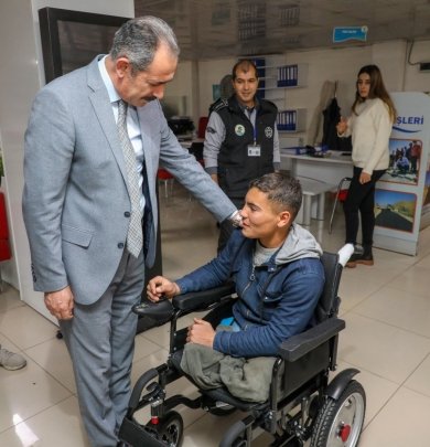 Gürpınar Belediyesi’nden engelli gence akülü tekerlekli sandalye hediye edildi