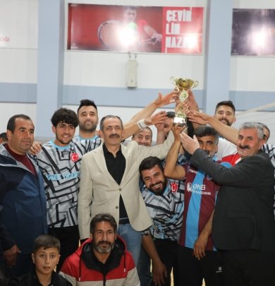 Gürpınar Belediyesince Düzenlenen 100. Yıl Voleybol Turnuvası Şampiyonu Değirmendüzü Spor oldu.